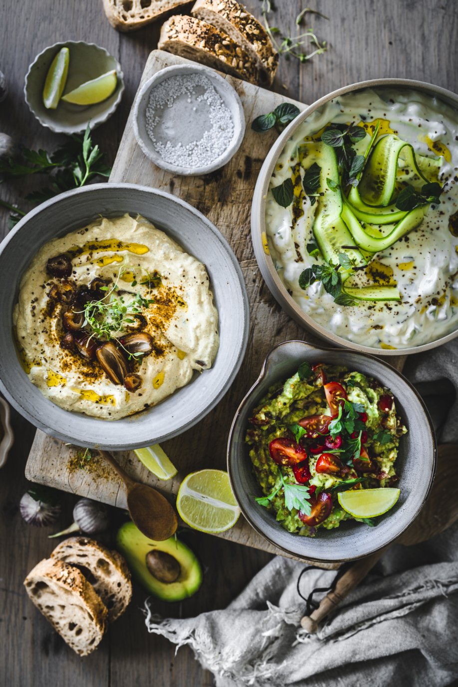 Drei „klassische“ Dips zum Grillen Curry Dattel, Guacamole und Tzatziki