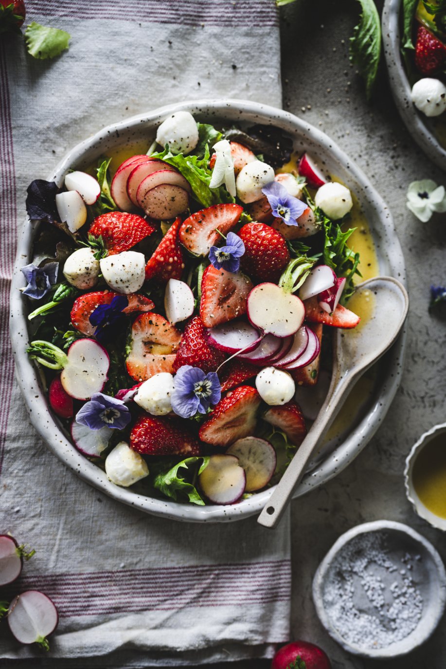 Fruchtiger Radieschensalat mit Erdbeeren