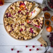 Saftiger Quark Kuchen mit Sommerbeeren