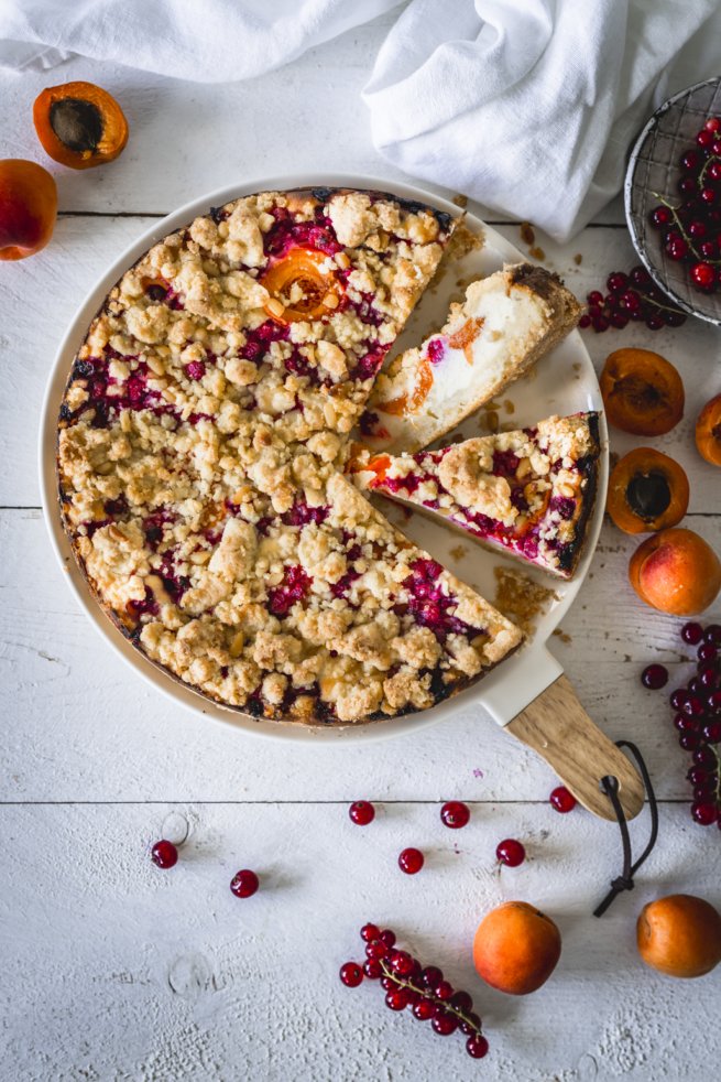 Saftiger Quark Kuchen mit Sommerbeeren