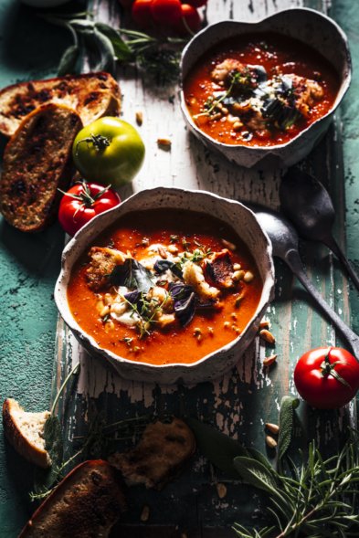 Raffiniertes Rezept - Sommerliche Tomatensuppe mit gerösteten Tomaten ...