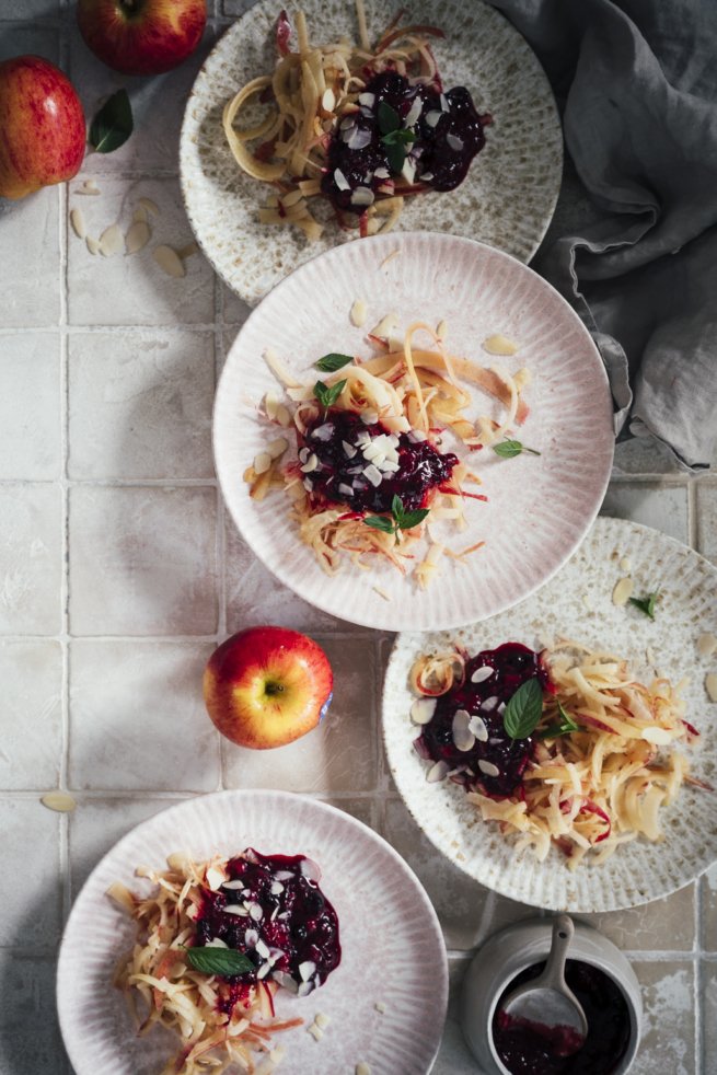 Gesunder Snack Apfel Spaghetti mit Beeren