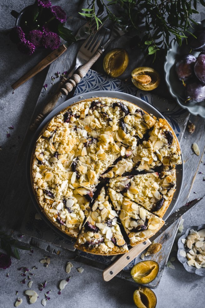 Zwetschgenkuchen mit Marzipan und Amarettini