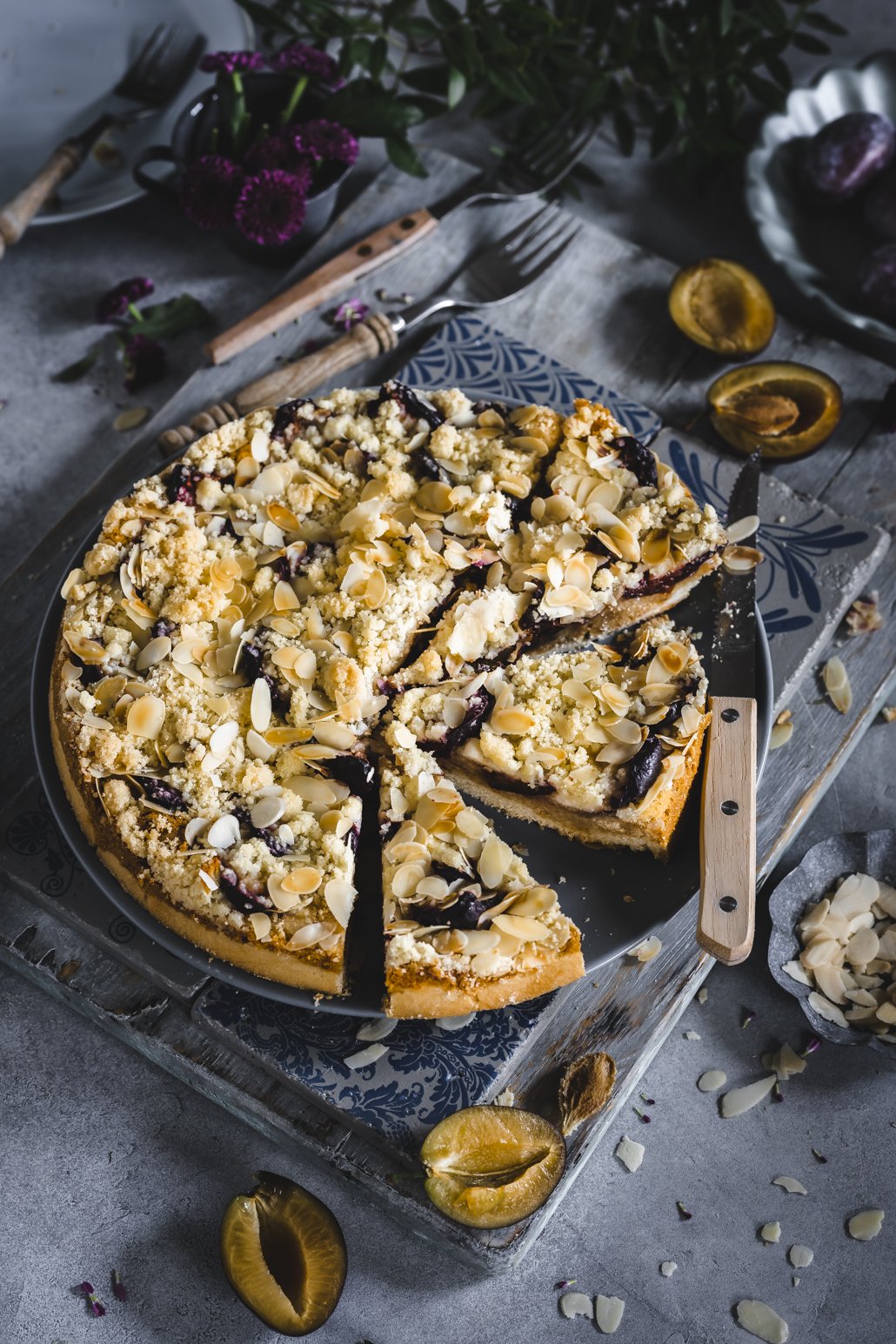 Zwetschgenkuchen mit Streuseln und Marzipan