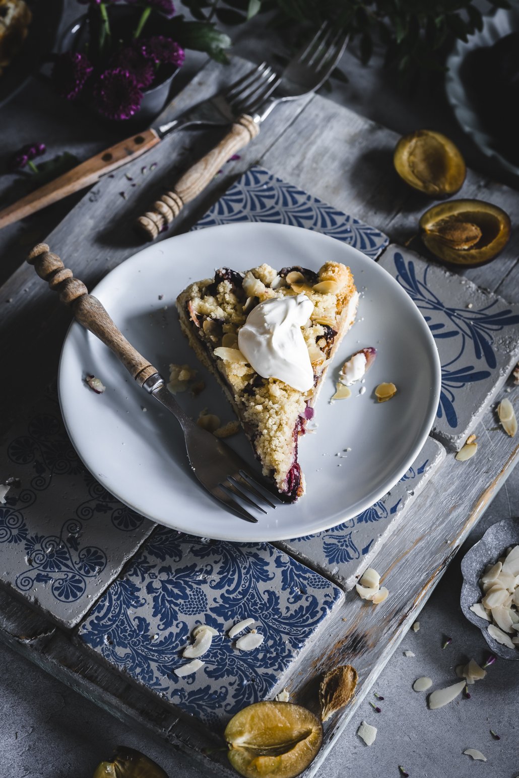 Ein Stück Zwetschgenkuchen mit Marzipanstreuseln