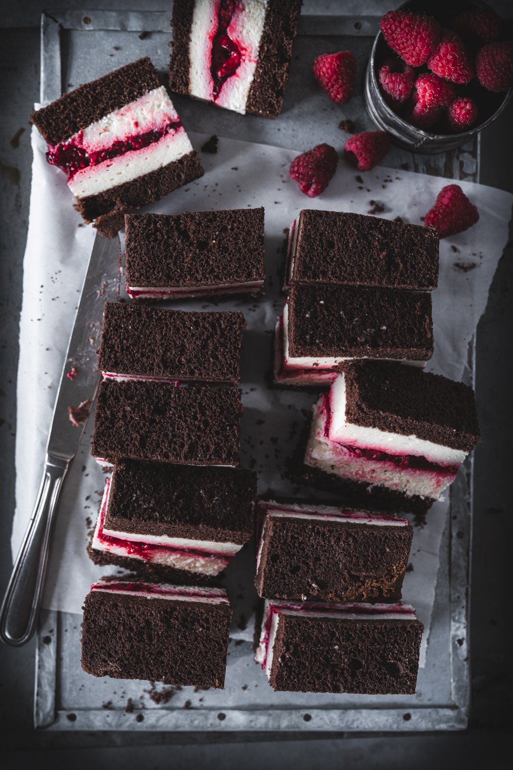 Milchschnitte mit Joghurt und Himbeeren