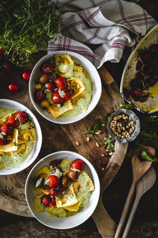 Pasta mit Rucola Schaum und Tomaten