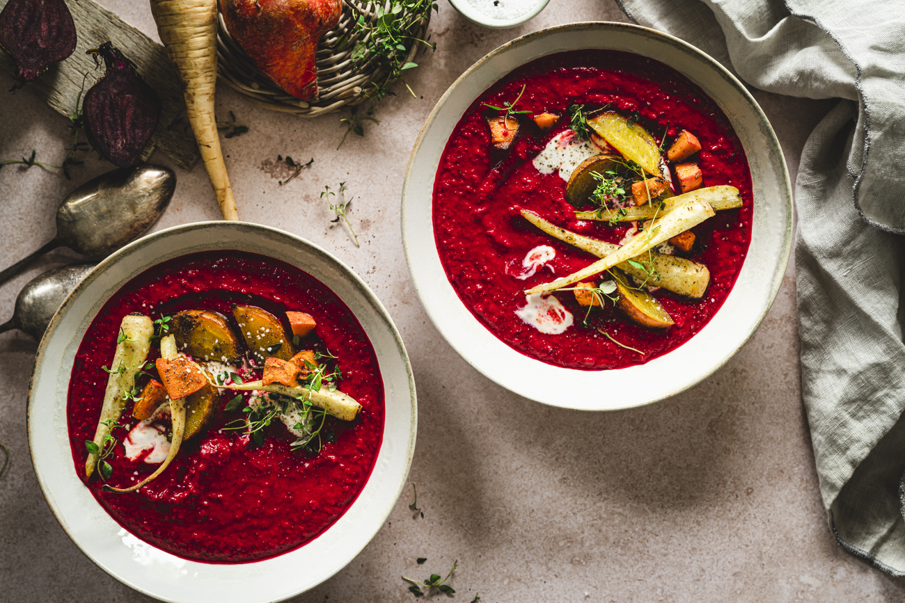 Suppe mit Gemüse aus dem Ofen