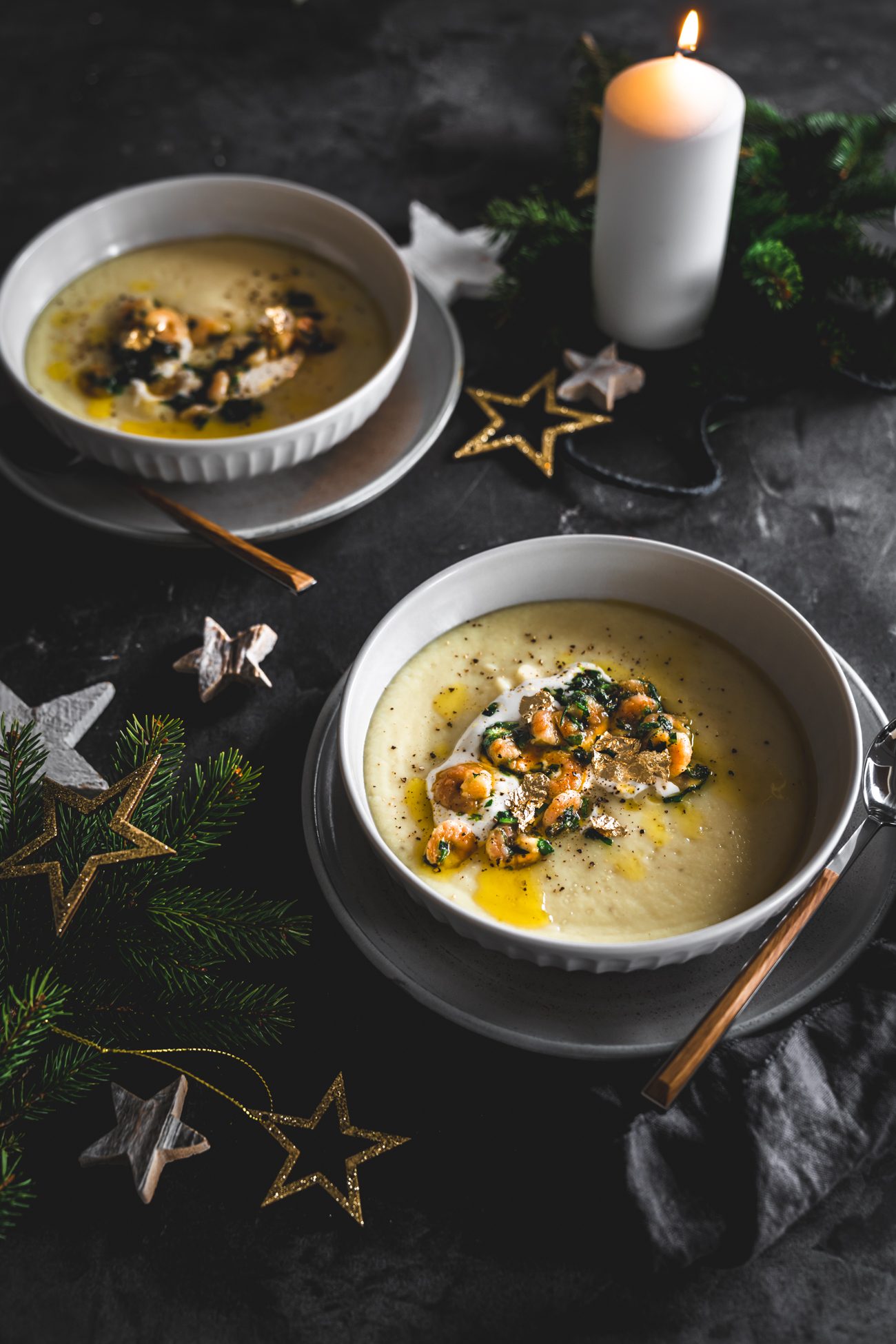 Festliche Pastinaken Suppe mit Garnelen Weihnachtsessen mit Fisch