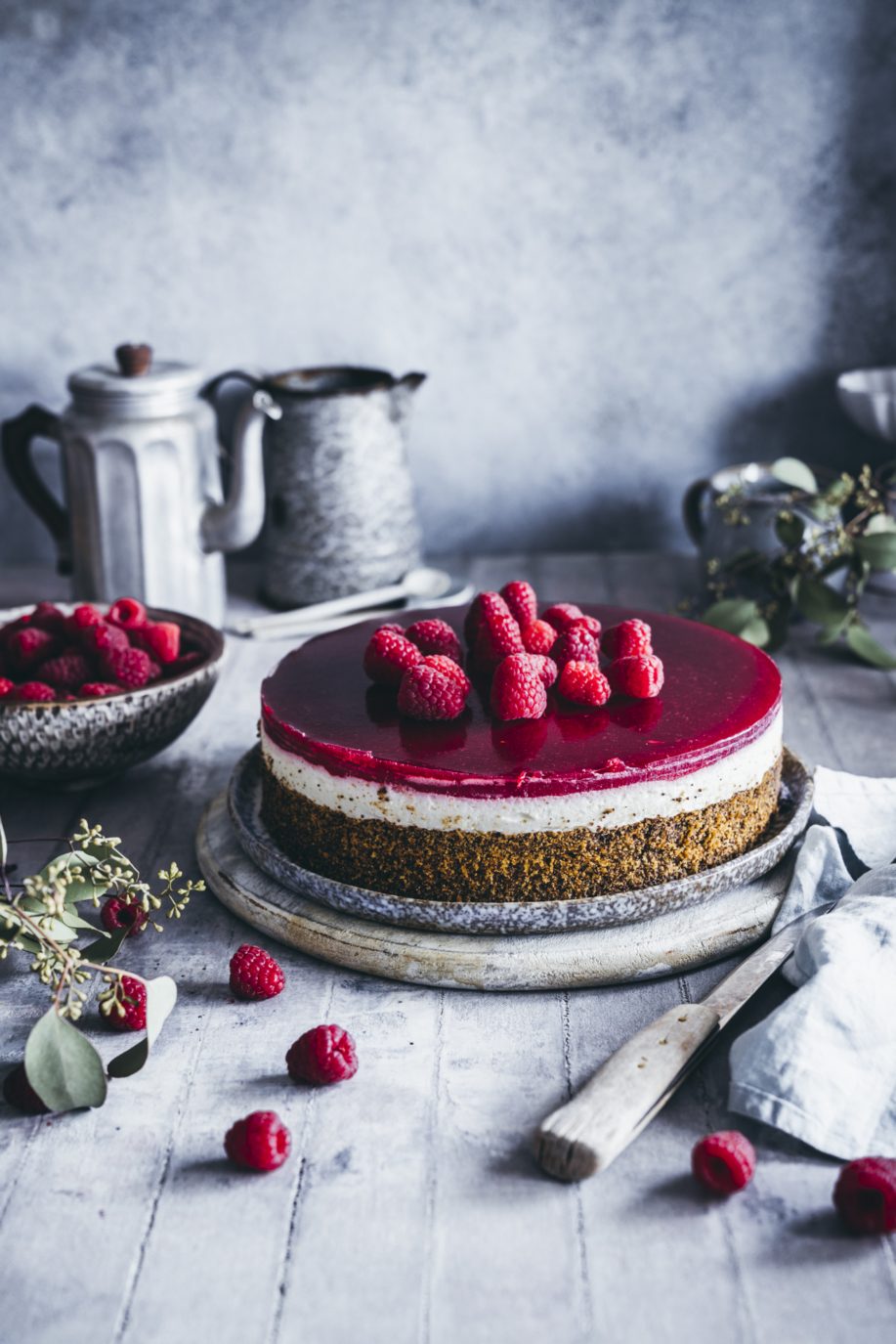 Mega cremige Himbeertorte mit Quark-Sahne und Mohn-Haselnuss Boden