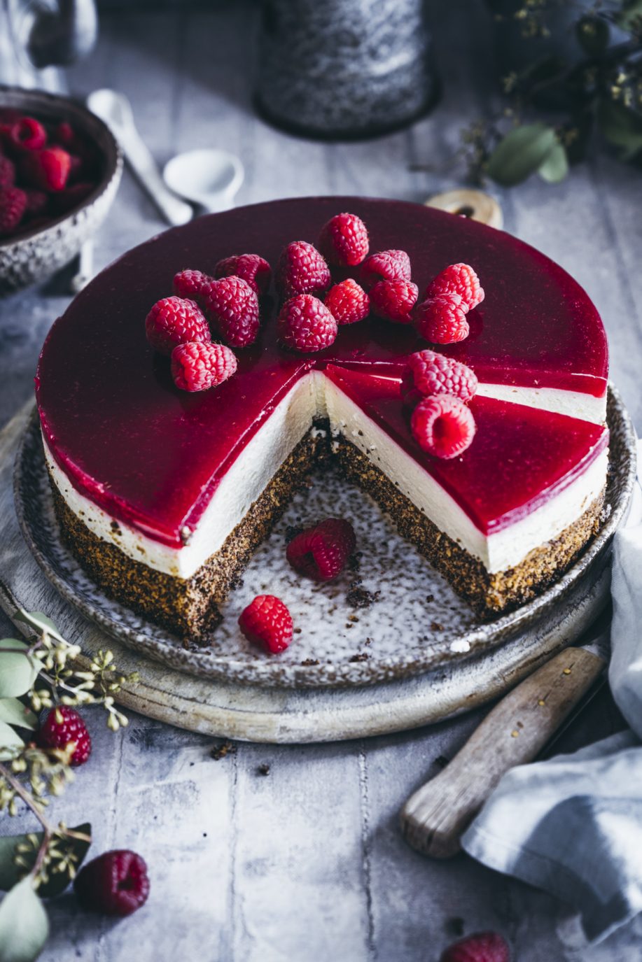 Mega cremige Himbeertorte mit Quark-Sahne und Mohn-Haselnuss Boden