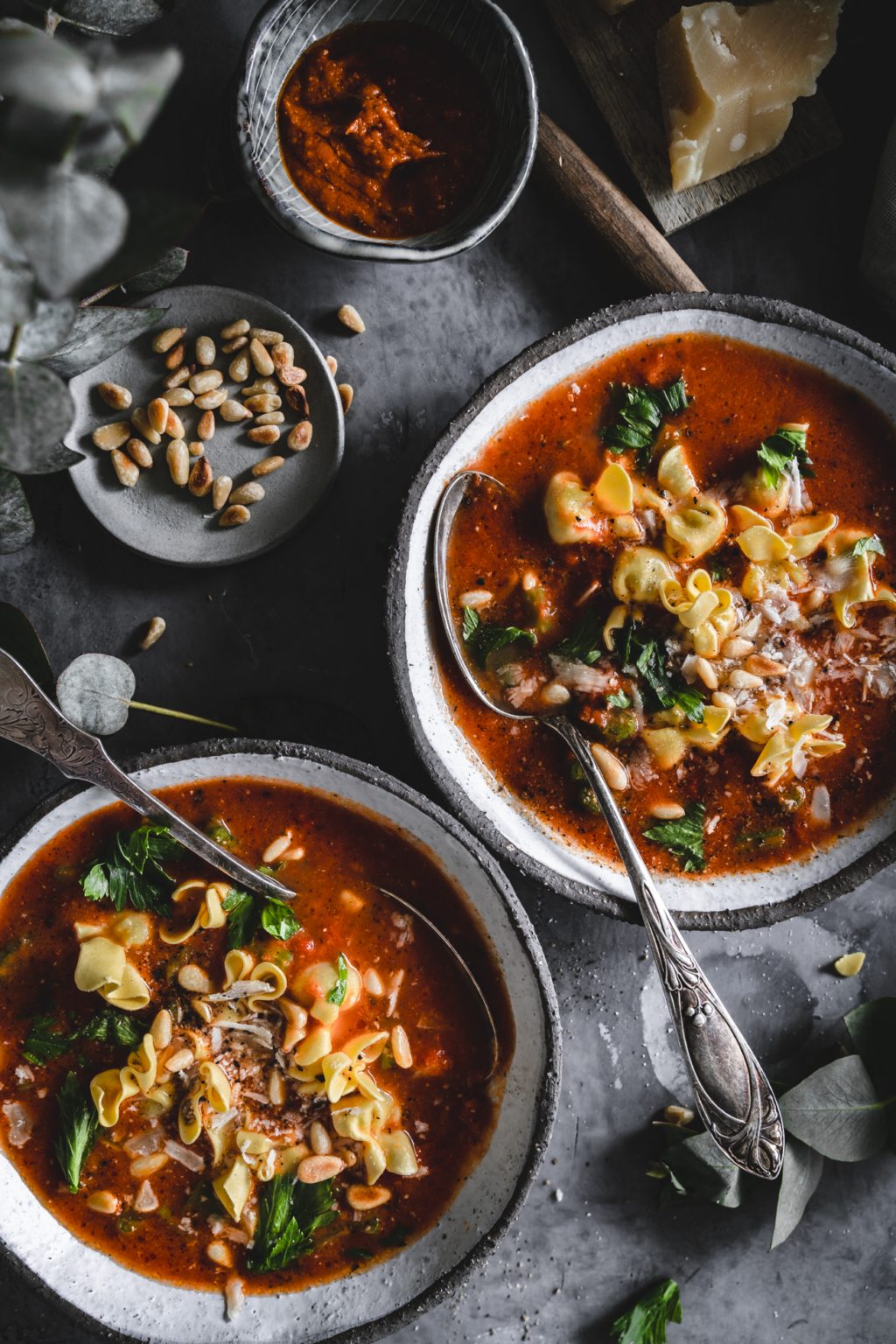Cremige Tomaten Suppe mit Tortellini - unser einfaches 20 Minuten Rezept