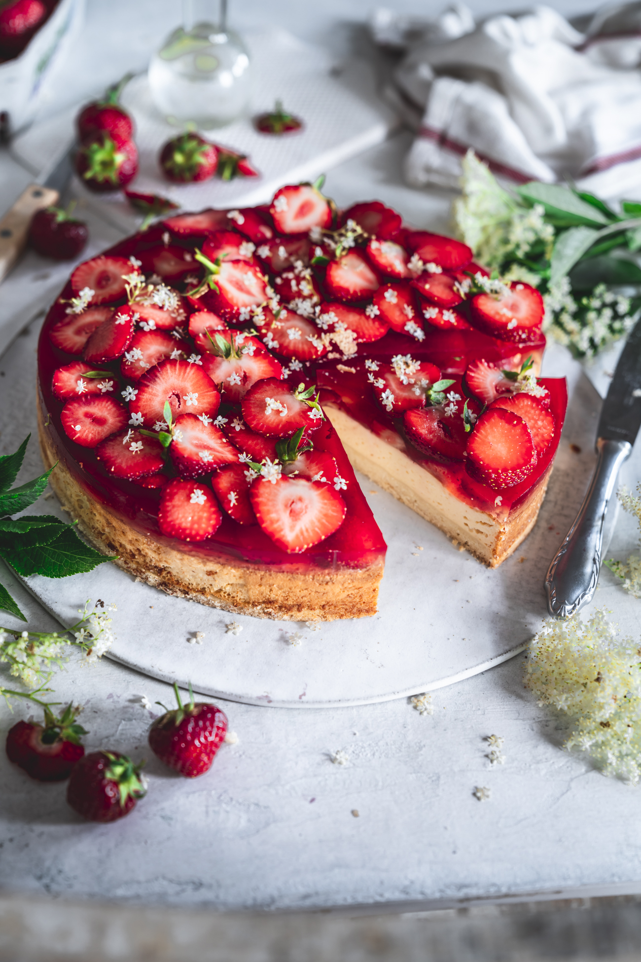 Käsekuchen mit Keksboden und Holunder