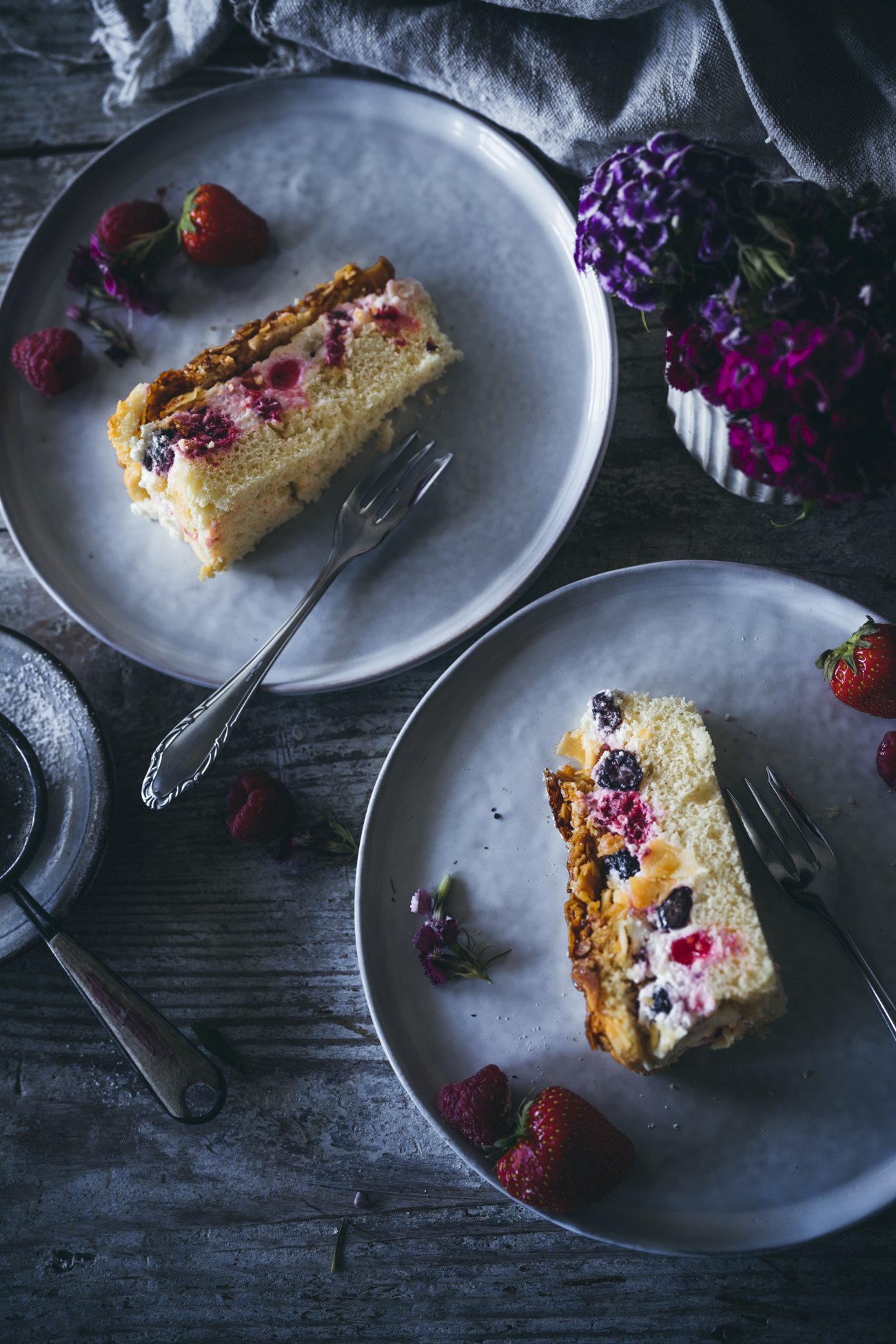 Zwei Stücke Bienenstich mit Beeren