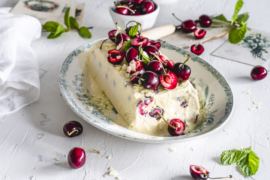 Unser mega cremiges weißes Schokoladen Parfait mit Kirschen