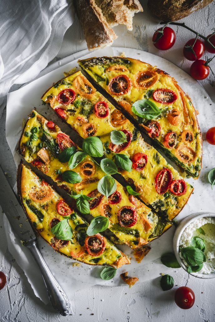 Bunte Sommer Frittata mit Tomaten, Spargel und Ziegenfrischkäse