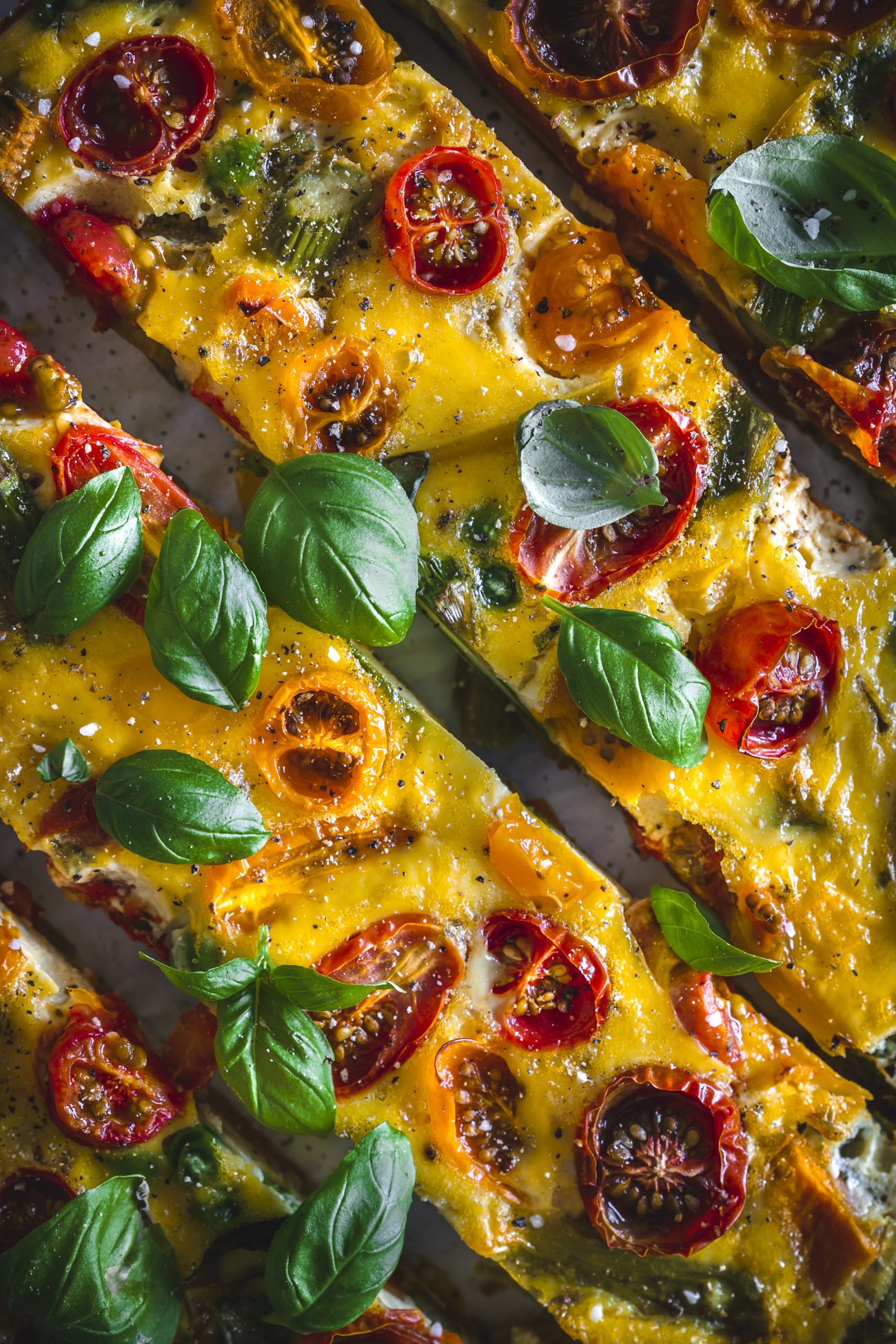Gemüse Frittata mit Tomaten, Erbsen, Spargel