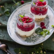 Cheesecake im Glas mit Himbeeren