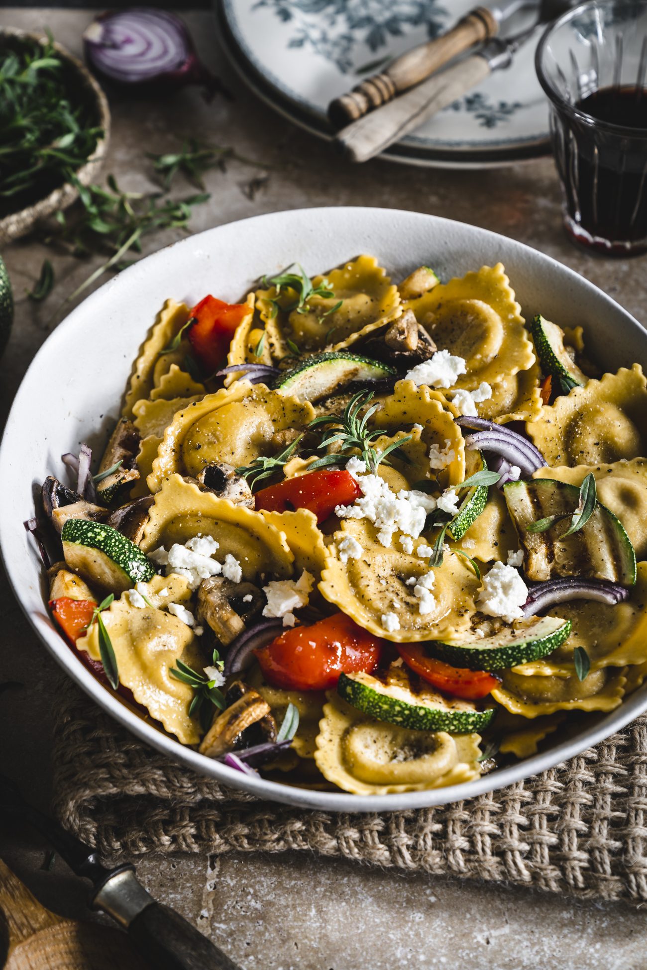 Salat zum Grillen - Ravioli Antipasti Salat mit Feta