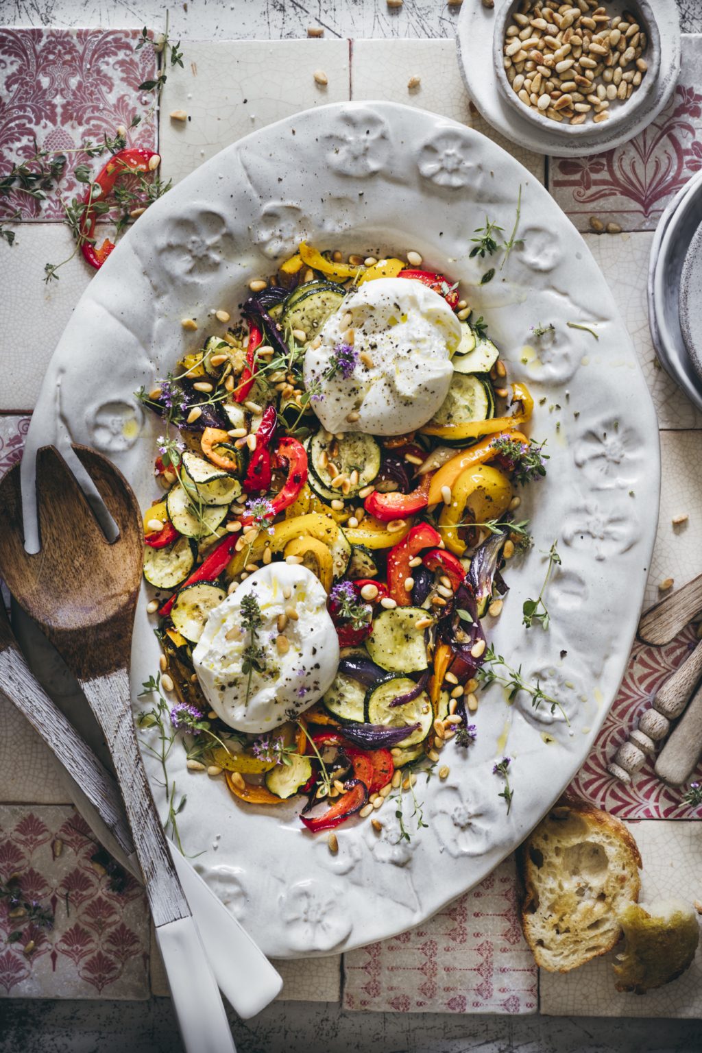 Ein Sommerhit! - Unser gerösteter Paprika Salat mit Zucchini und Burrata