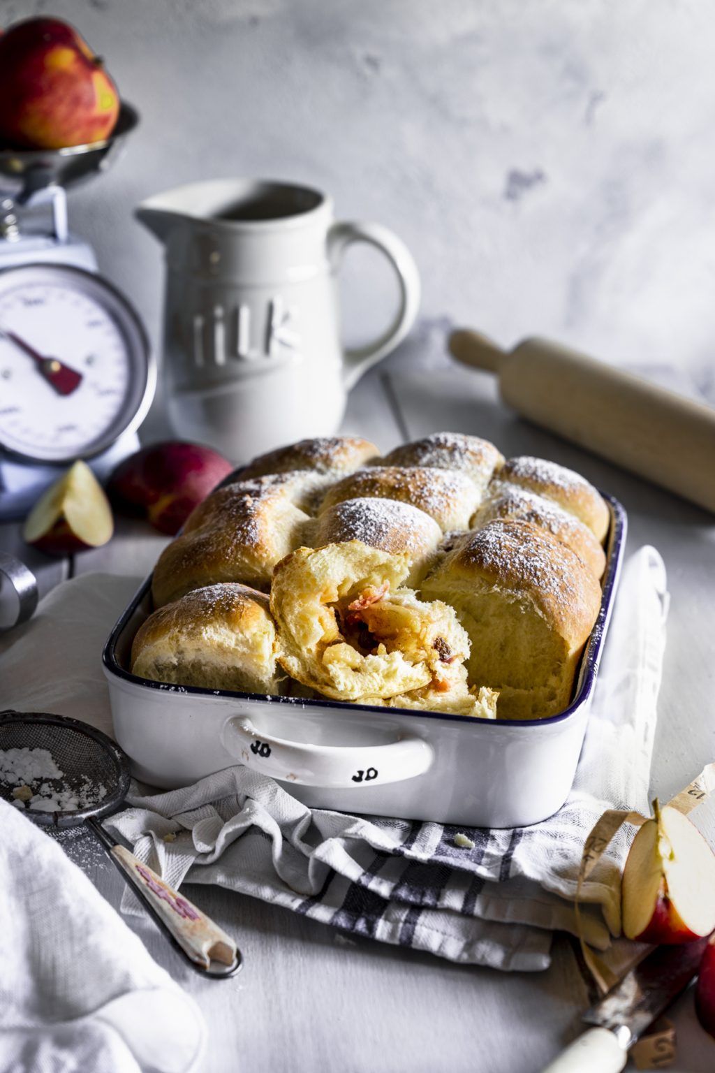 Unsere traumhaft fluffigen Buchteln mit Apfel-Rosinen Füllung