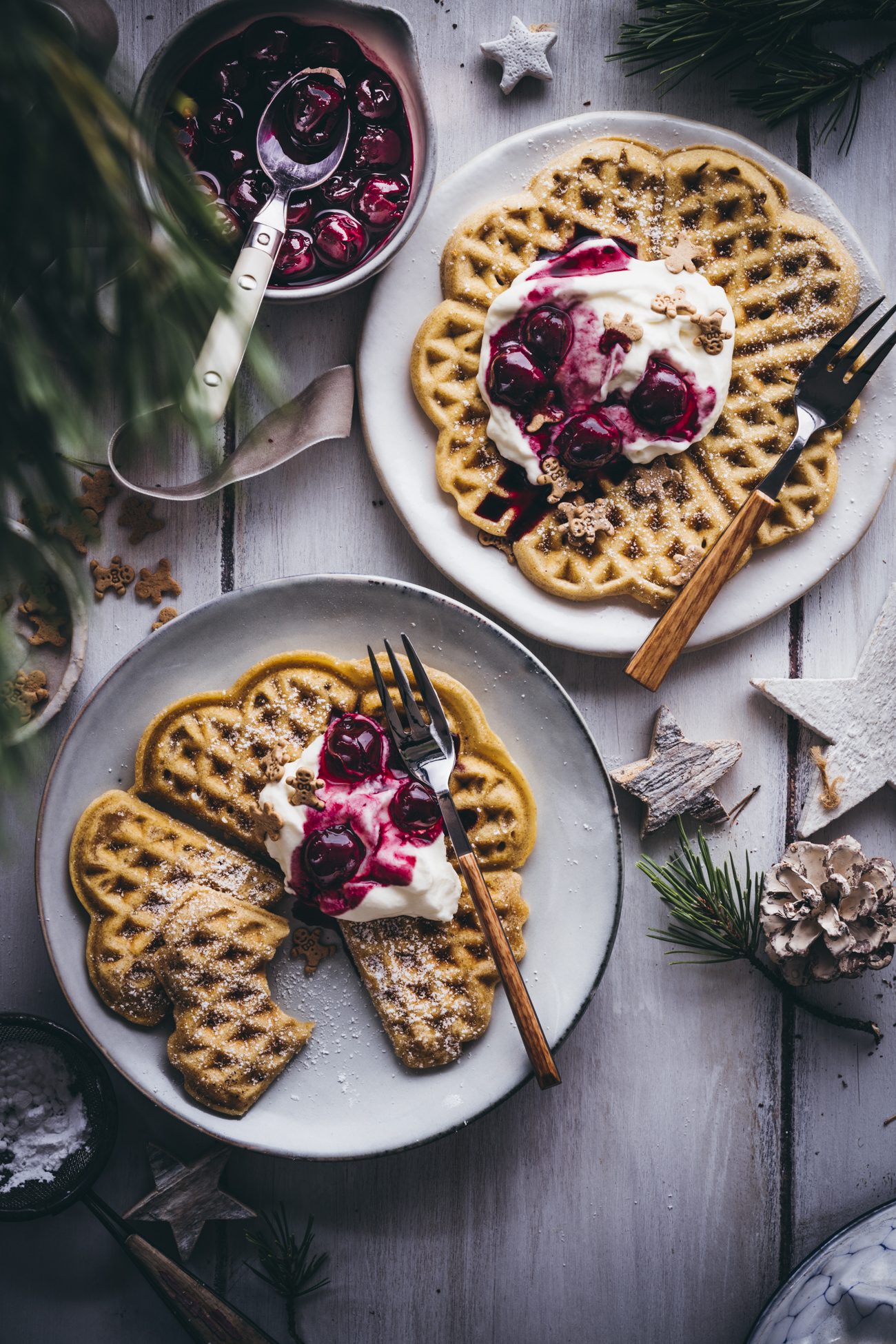 Unsere unwiderstehlichen Lebkuchen-Waffeln mit Kirschkompott und einem ...