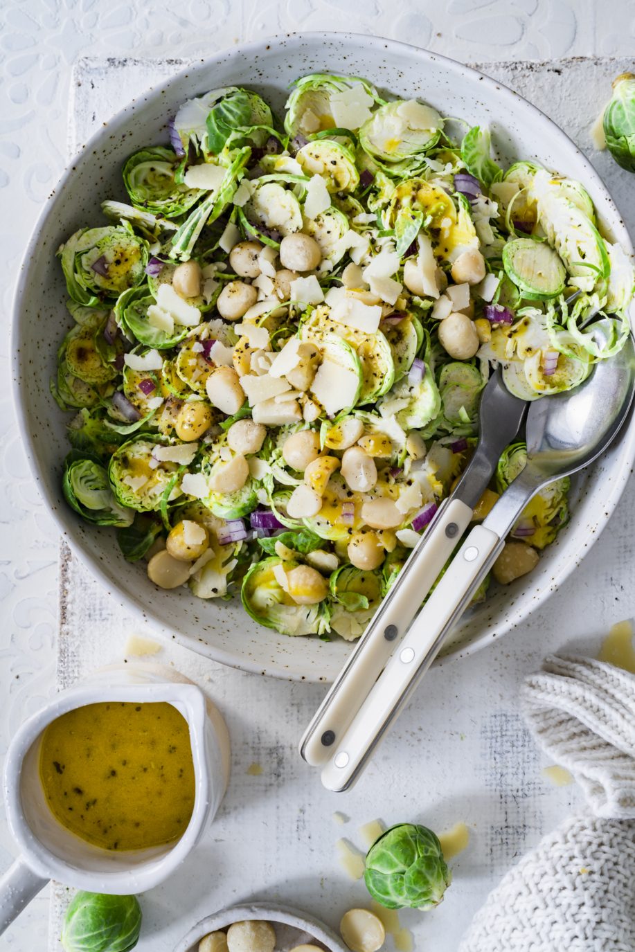 Unser Rosenkohl Salat mit gerösteten Macadamia Nüssen - Frischer Start ...