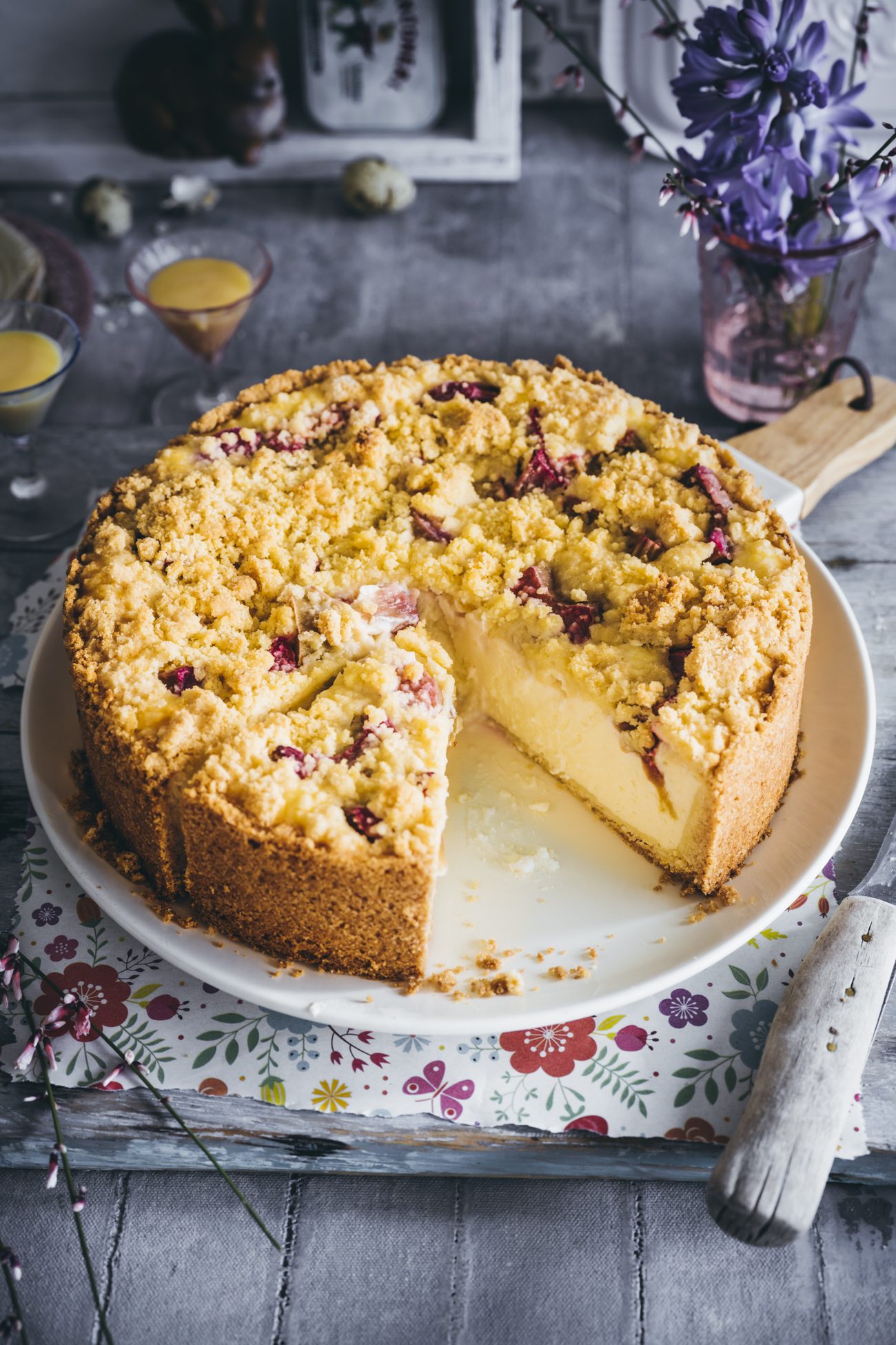 Mega cremiger Rhabarber Käsekuchen mit Eierlikör und jeder Menge Streusel