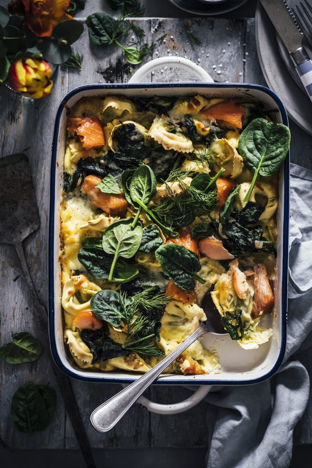 Einfacher und supercremiger Tortellini Auflauf mit Lachs und ...