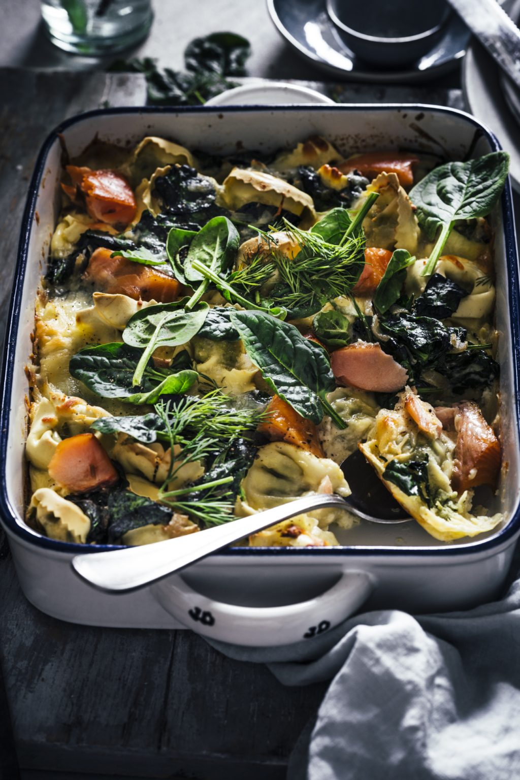 Einfacher und supercremiger Tortellini Auflauf mit Lachs und ...