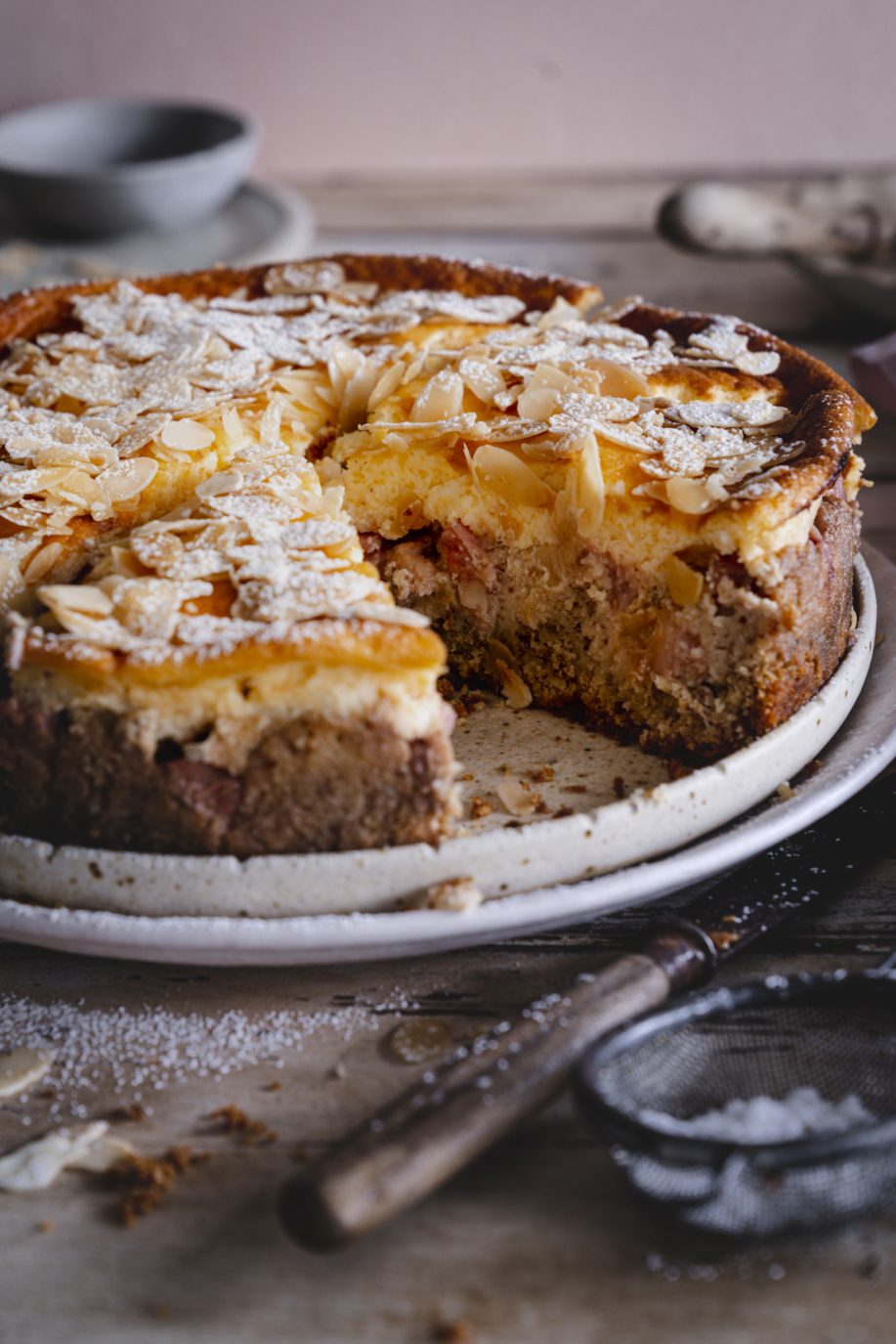 Super saftiger Rührkuchen mit Rhabarber und Mandel-Schmand Guss