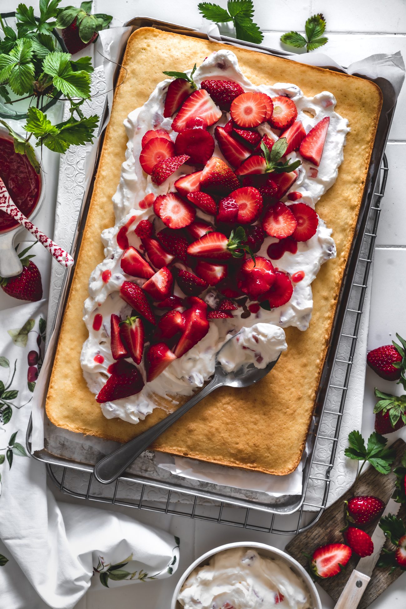 Schneller Fantakuchen vom Blech mit Erdbeeren