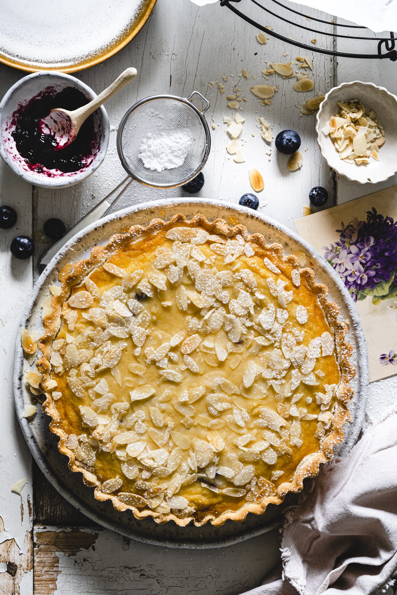 Käsekuchen mit Grieß und Heidelbeeren