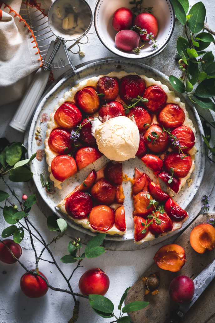 Französische Aprikosen Tarte Tatin mit Vanilleeis - einfaches Rezept ...