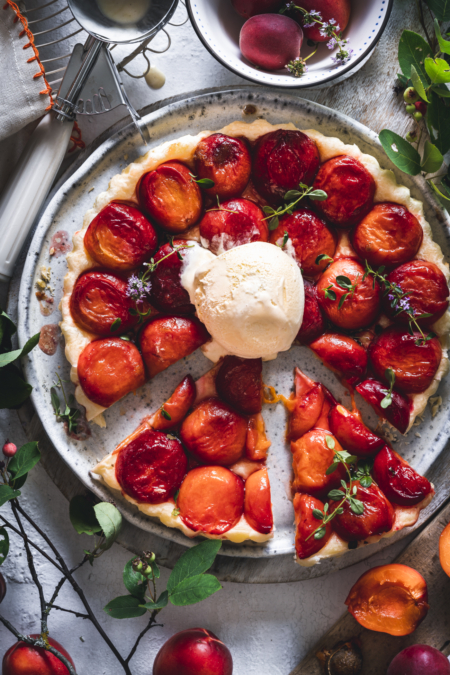 Französische Aprikosen Tarte Tatin mit Vanilleeis - einfaches Rezept ...