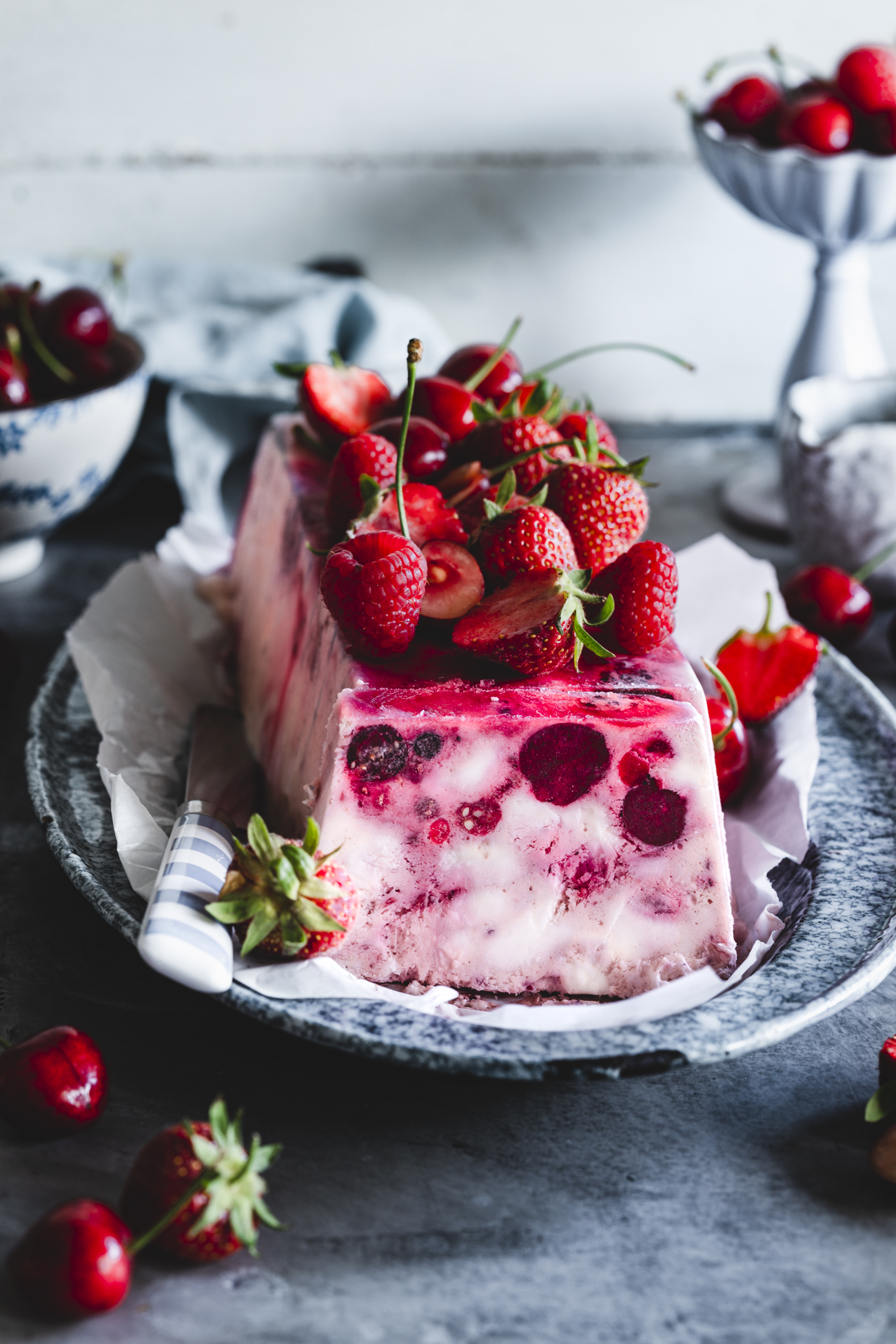 Extra cremiges Rote Grütze Parfait - einfaches Rezept ohne Eismaschine!