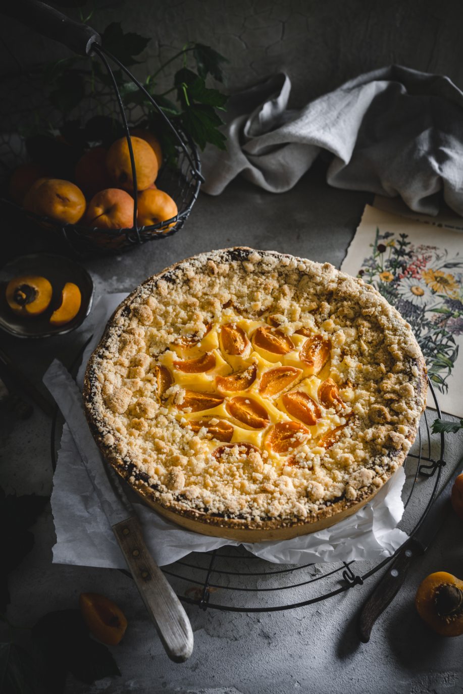 Cremiger Käsekuchen mit Pudding und Aprikosen