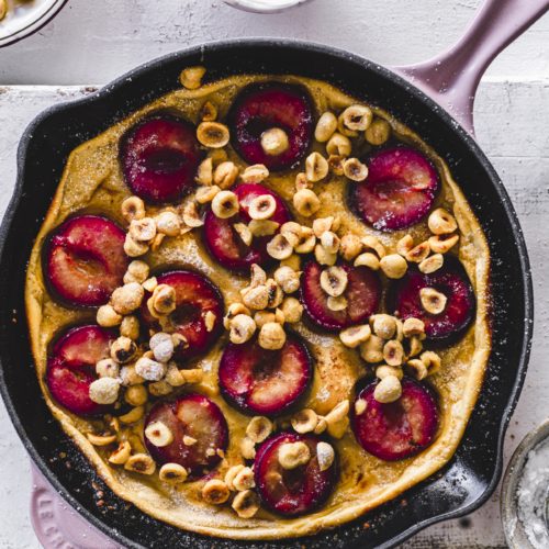 Unser bestes Clafoutis mit Pflaumen, brauner Butter und Haselnüssen