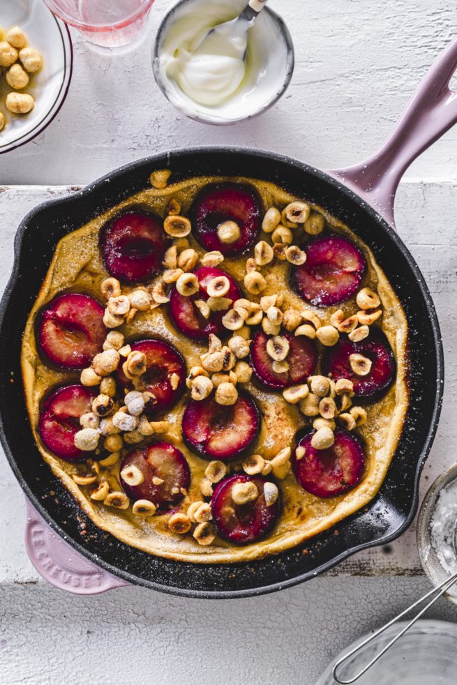 Unser bestes Clafoutis mit Pflaumen, brauner Butter und Haselnüssen