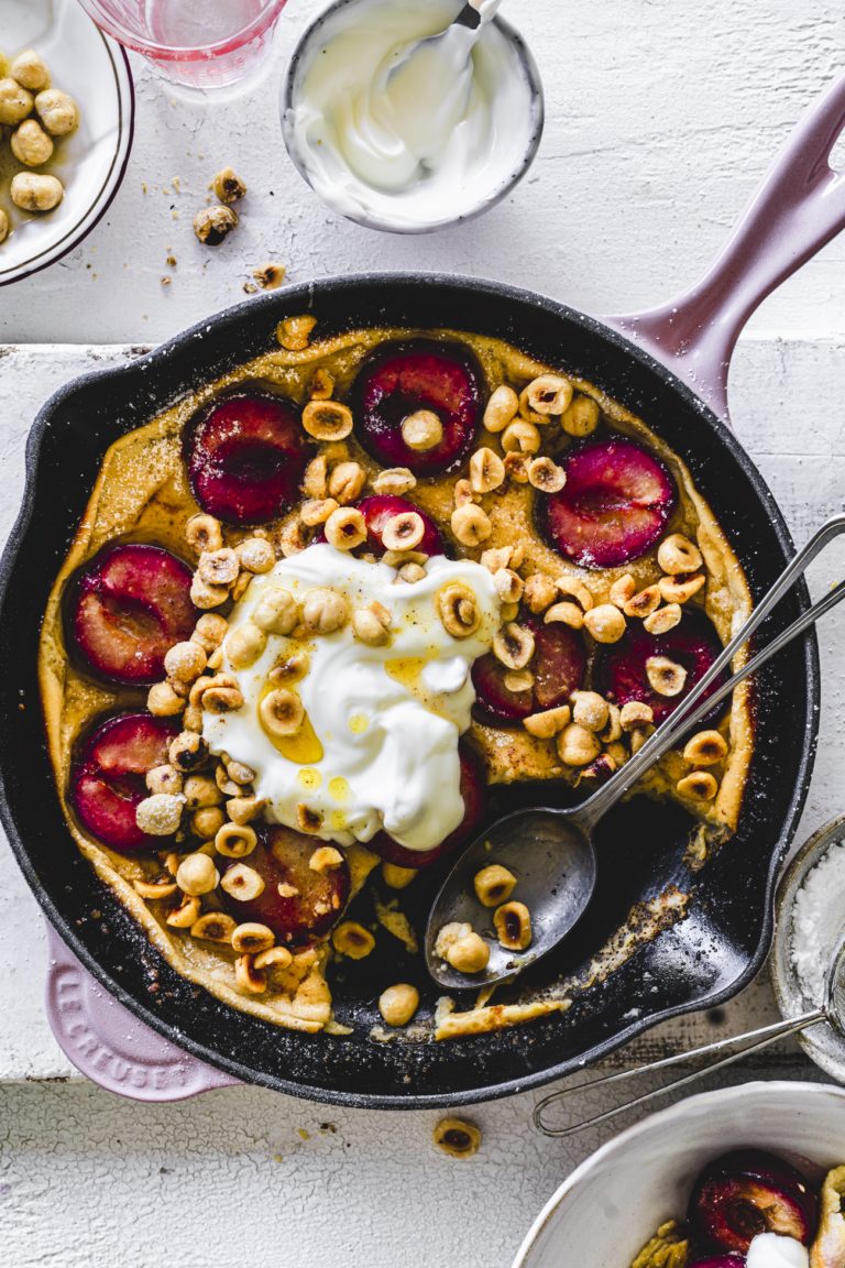 Unser bestes Clafoutis mit Pflaumen, brauner Butter und Haselnüssen