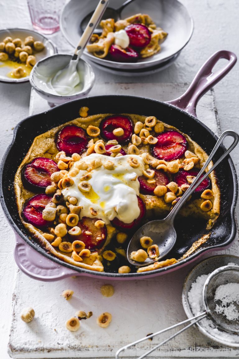 Unser bestes Clafoutis mit Pflaumen, brauner Butter und Haselnüssen