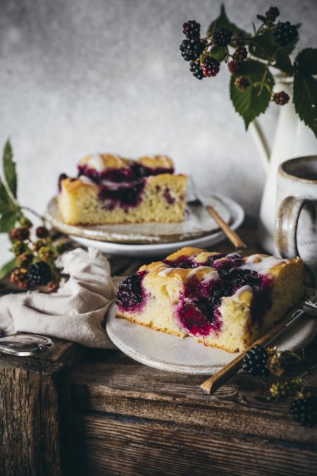 Saftiger Rührkuchen vom Blech mit fruchtigen Brombeeren