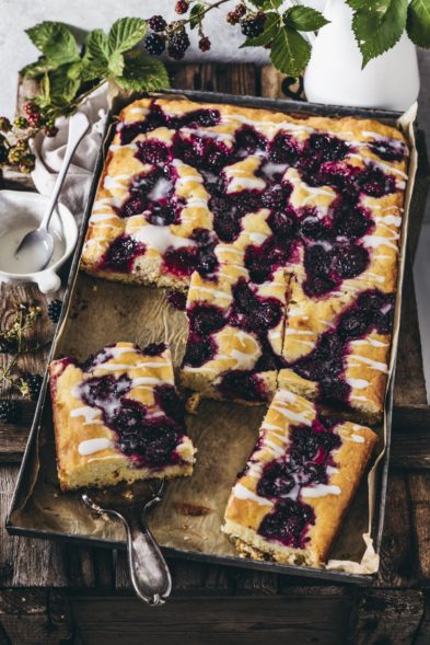 Saftiger Rührkuchen vom Blech mit fruchtigen Brombeeren