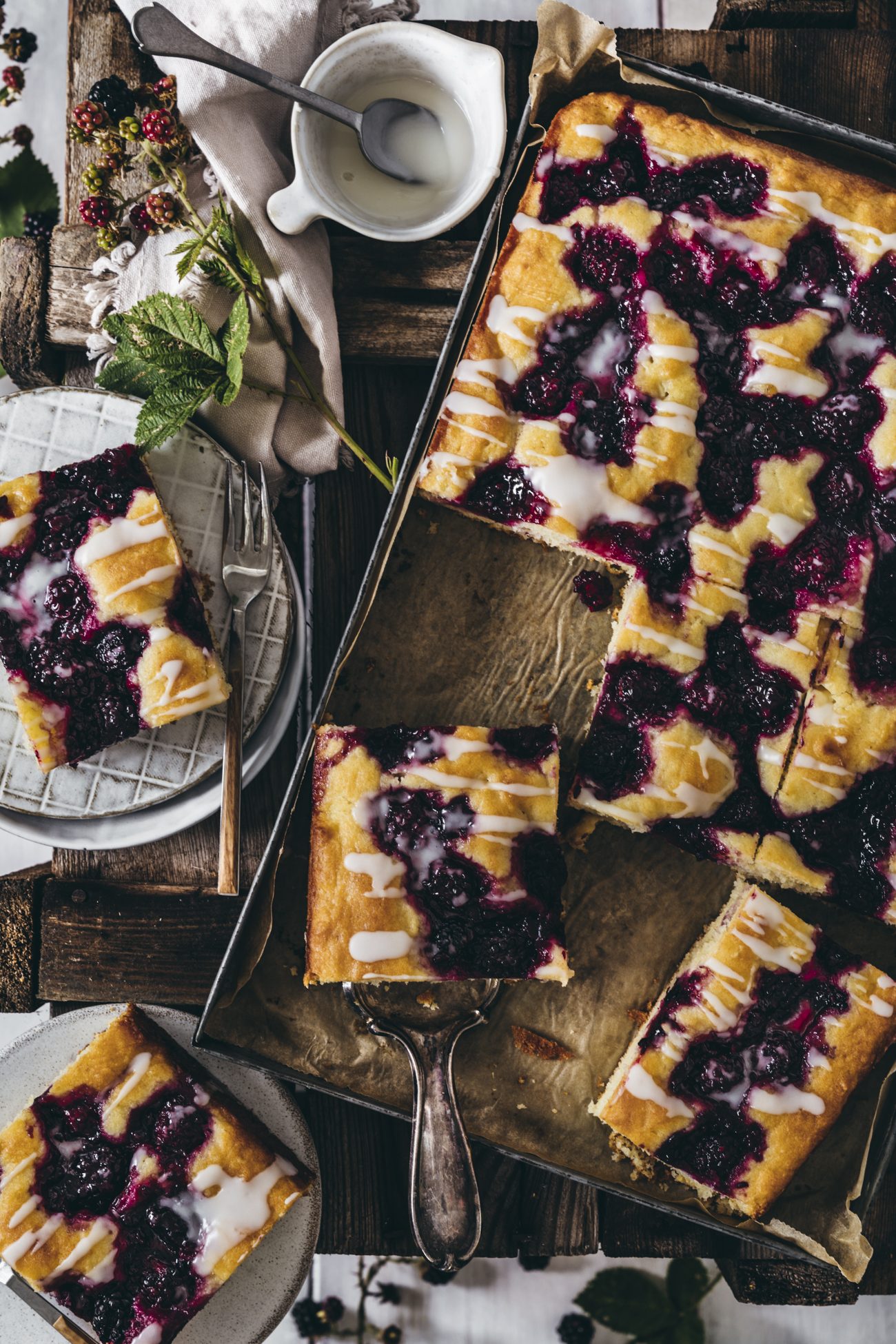 Saftiger Rührkuchen vom Blech mit fruchtigen Brombeeren