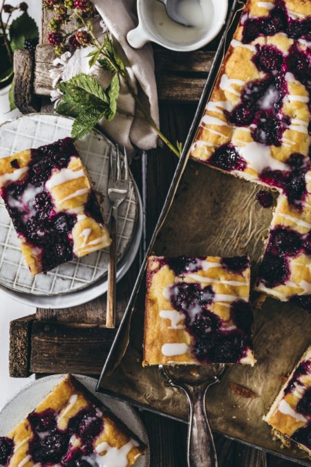 Saftiger Rührkuchen vom Blech mit fruchtigen Brombeeren