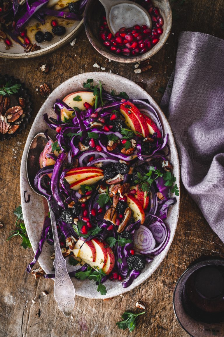 Orientalischer Rotkraut Salat mit Granatapfelkernen und Rosinen ...