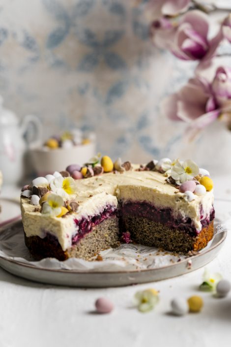Eierlikörtorte mit Mohn und Kirschen: Das perfekte Rezept für Ostern