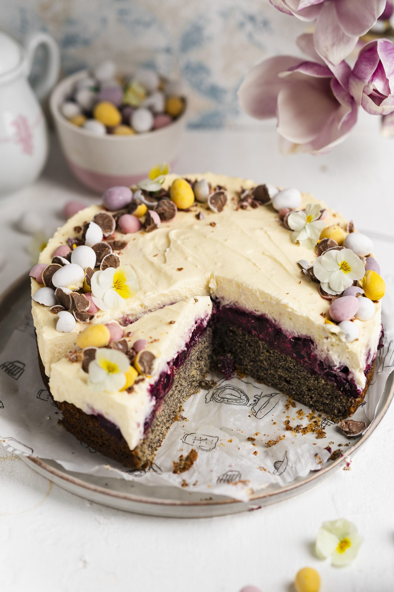 Eierlikörtorte mit Mohn und Kirschen