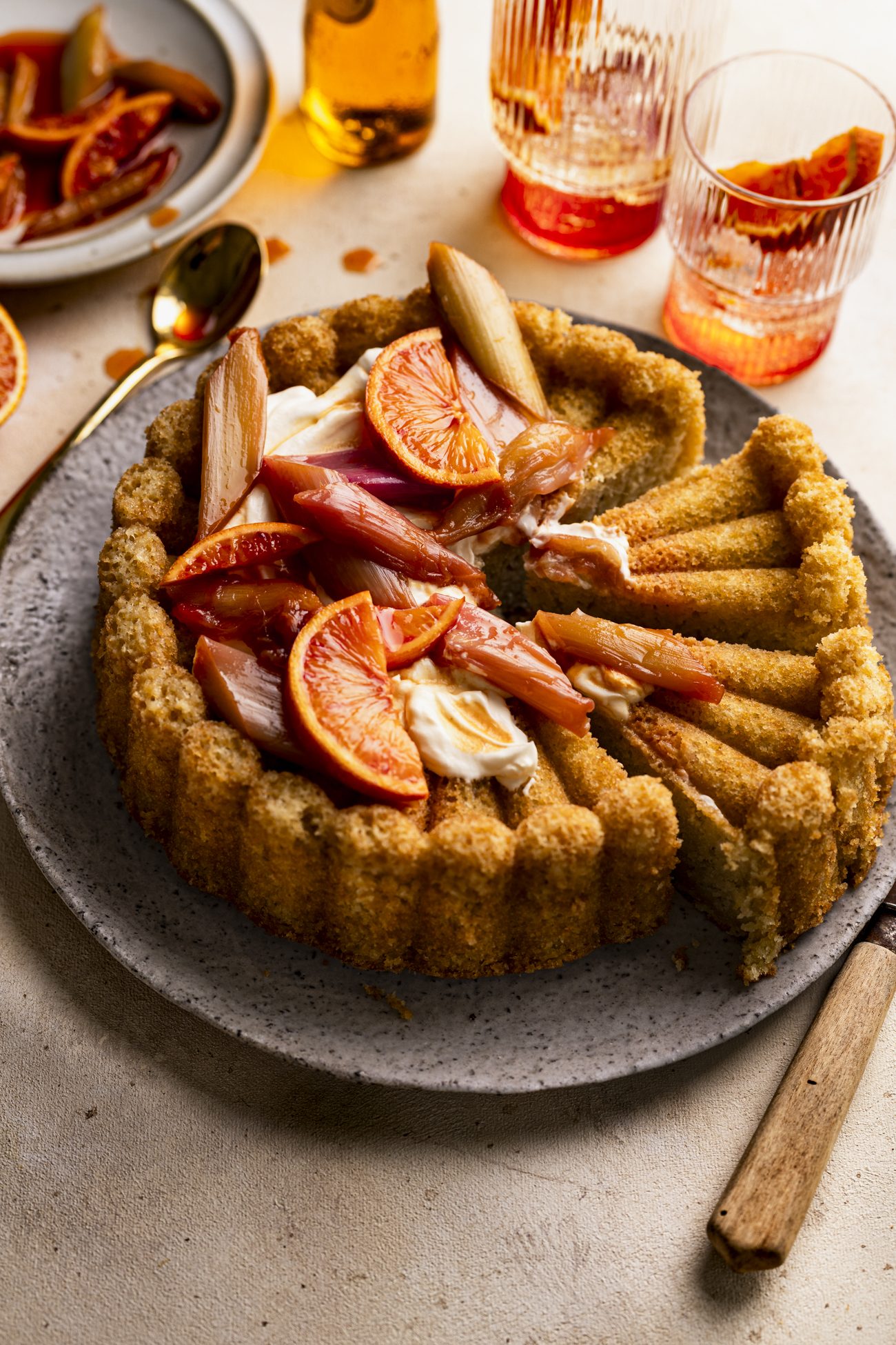 Der beste Aperol Spritz Kuchen mit Rhabarber