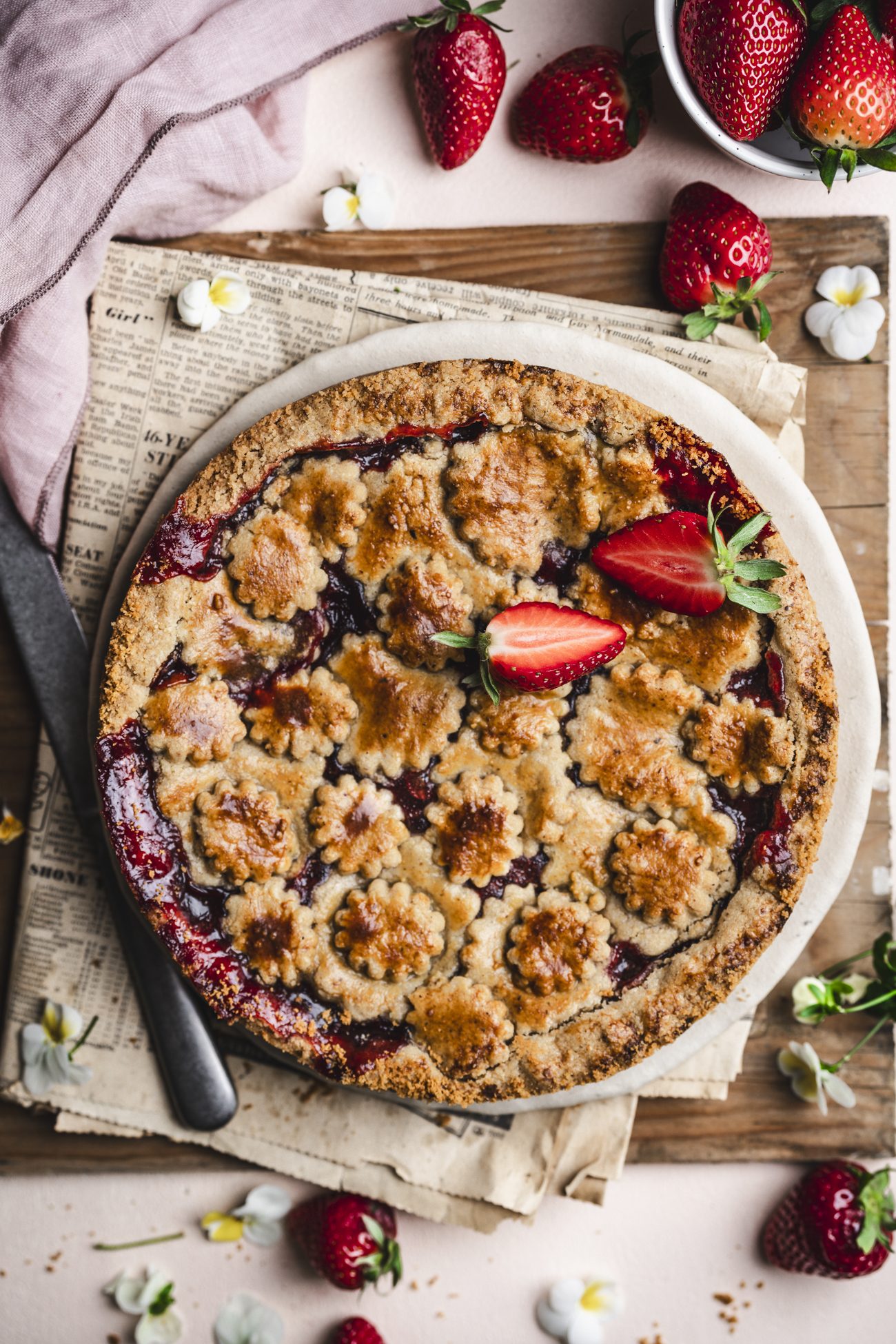 Frühlings Linzertorte mit Erdbeermarmelade